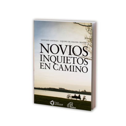 💍 NOVIOS INQUIETOS EN CAMINO Gustavo Antico y Equipo de Hacer Crecer En esta nueva edición, este libro se convierte en un faro para novios y matrimonios jóvenes que anhelan crecer en el amor y construir juntos un proyecto sólido y lleno de sentido. Con relatos y preguntas que invitan a mirar el corazón, acompaña a quienes desean caminar de la mano y mantener viva la llama de un amor auténtico y cristiano. Es perfecto para quienes están comprometidos en cuerpo y alma a dar lo mejor de sí, y para aquellos que acompañan y guían a estas parejas en su camino. Una lectura que no solo despierta inquietudes, sino que también ofrece herramientas para fortalecer la relación, inspirar nuevas conversaciones y descubrir la alegría de construir juntos día a día.