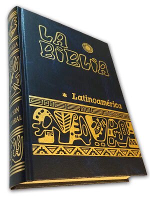 La Biblia Latinoamericana – Edición Pastoral nació entre 1968 y 1971, gracias al trabajo de los sacerdotes Bernardo Hurault y Ramón Ricciardi, mientras realizaban su misión pastoral en Chile. Allí descubrieron la necesidad de una Biblia que hablara el mismo lenguaje del pueblo latinoamericano, cercana, clara y comprensible. Hasta ese momento, las Biblias católicas disponibles provenían de España, con un castellano europeo que muchos fieles de América Latina encontraban difícil. Además, faltaban comentarios pastorales que ayudaran a aplicar la Palabra a la vida cotidiana. Por eso, esta traducción —realizada directamente desde los textos originales en hebreo y griego— fue enriquecida con el aporte de biblistas y sacerdotes de toda Latinoamérica. Sus comentarios pastorales ayudan a comprender el mensaje y a vivirlo en profundidad. El texto guía al lector a través de los pasajes esenciales, facilitando la lectura y la comprensión del conjunto. Su propósito es claro: llevar la Palabra de Dios a las manos, al hogar y al corazón de todos los creyentes. “La Iglesia renacerá a partir de personas que hayan madurado en la fe mediante el contacto habitual con la Palabra de Dios.” — P. Bernardo Hurault